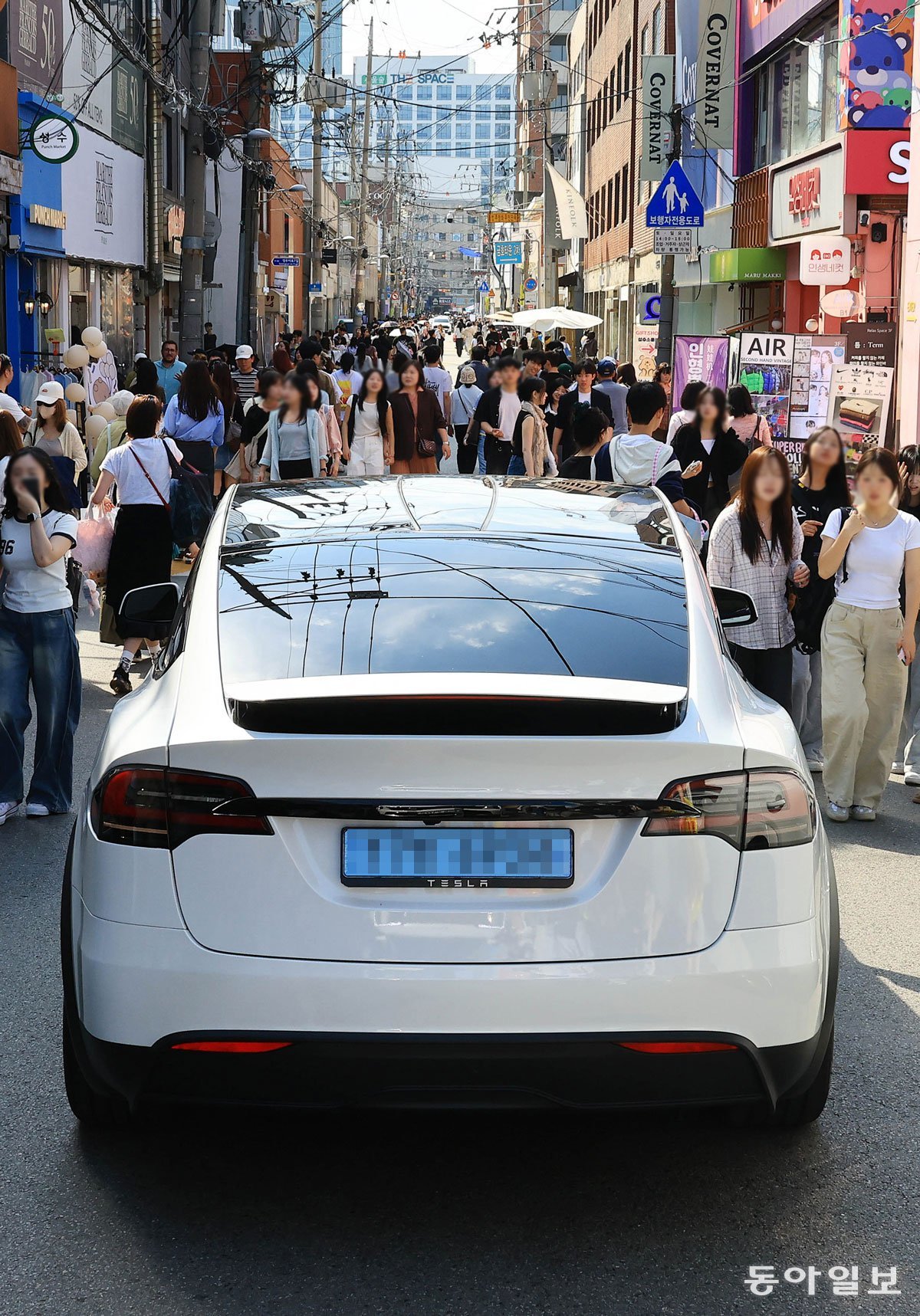 Tesla FSD fährt durch Menschenmengen auf Seouls Yeonmujang-gil
