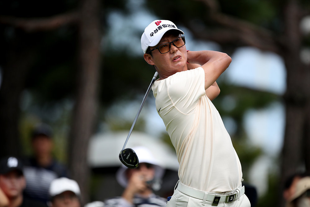 엄재웅, KPGA 경북오픈 2라운드 단독 선두…왕정훈과 1타 차 접전