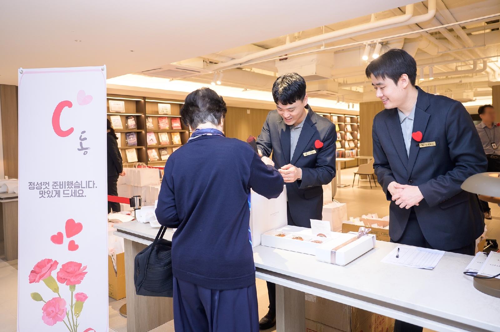 VL Le West offre œillets et cadeaux aux résidents pour la fête des Parents